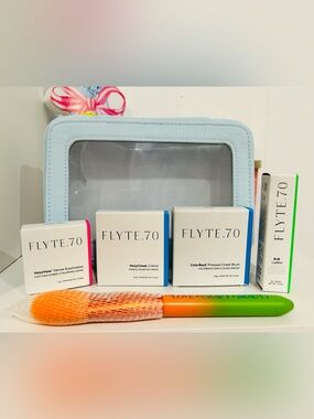 FLYTE.70 Cheek & Blush Makeup Set with Cosmetic Case and Brush